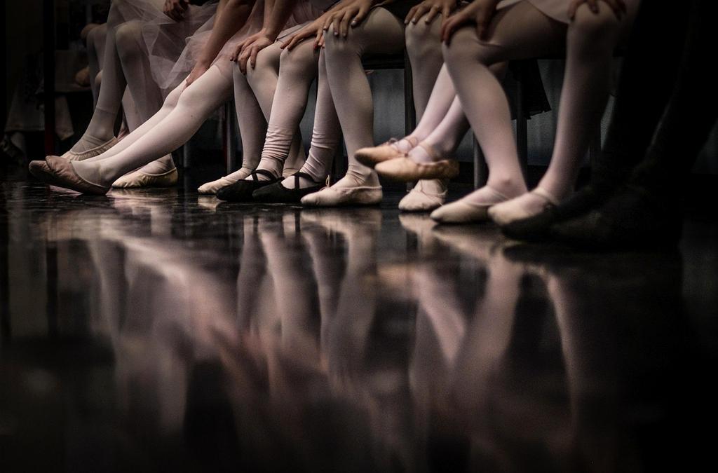 Scena teatralna z grupą uczniów podczas zajęć aktorskich